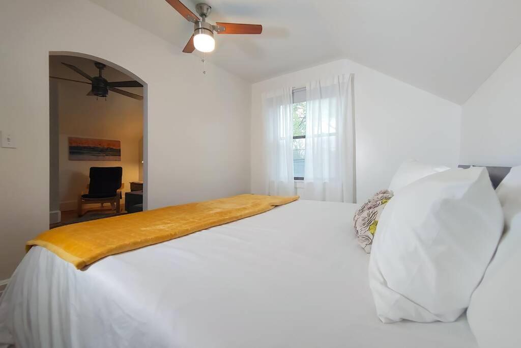 Historic W/deck, King Bed & Air By Michigan Apartment