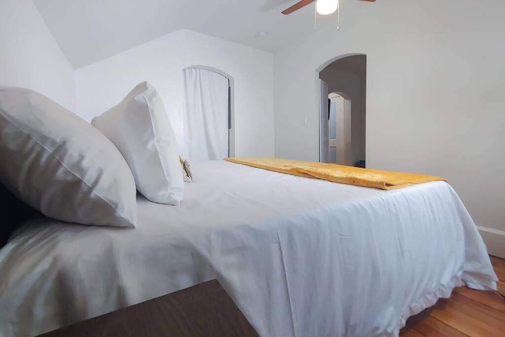 Apartment Historic W/deck, King Bed & Air By Michigan Manistee